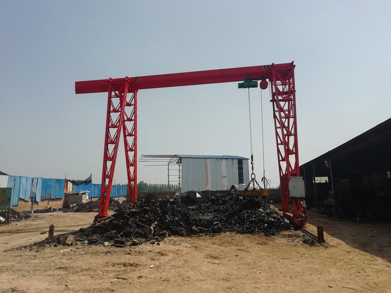 下掛電磁吸盤(pán)的龍門(mén)吊